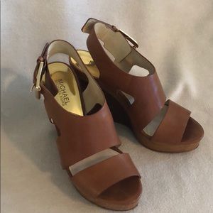 MICHAEL KORS platform wedge sandal size 8M